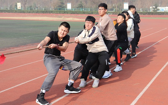 我院舉辦大學生冬季拔河比賽